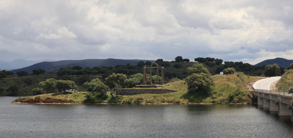 Brug over het Embalse de Valdecañas